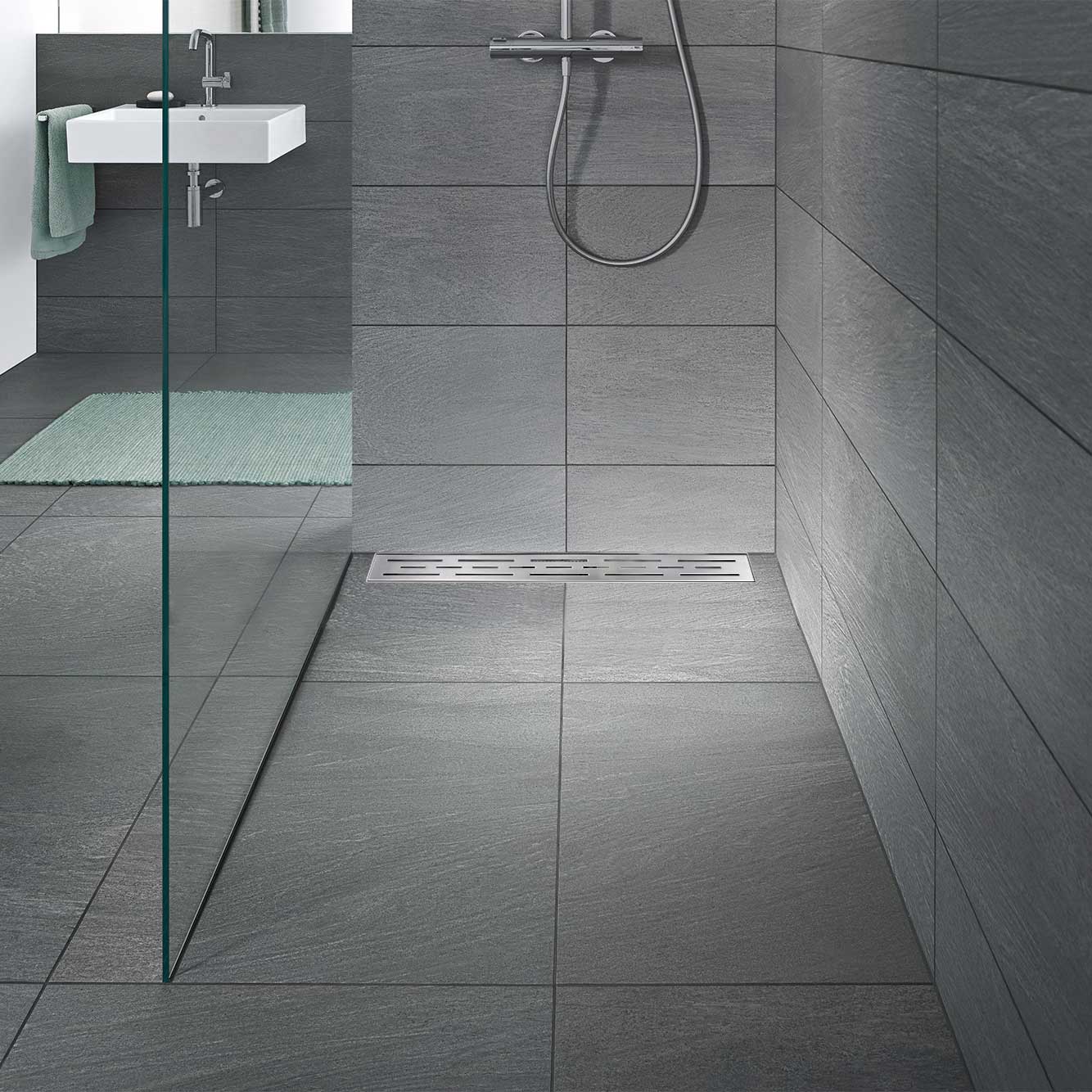 Duschrinne R8 aus Edelstahl für flache Installation mit Schlitzmuster Duschrinne R8 aus Edelstahl für flache Installation mit Schlitzmuster