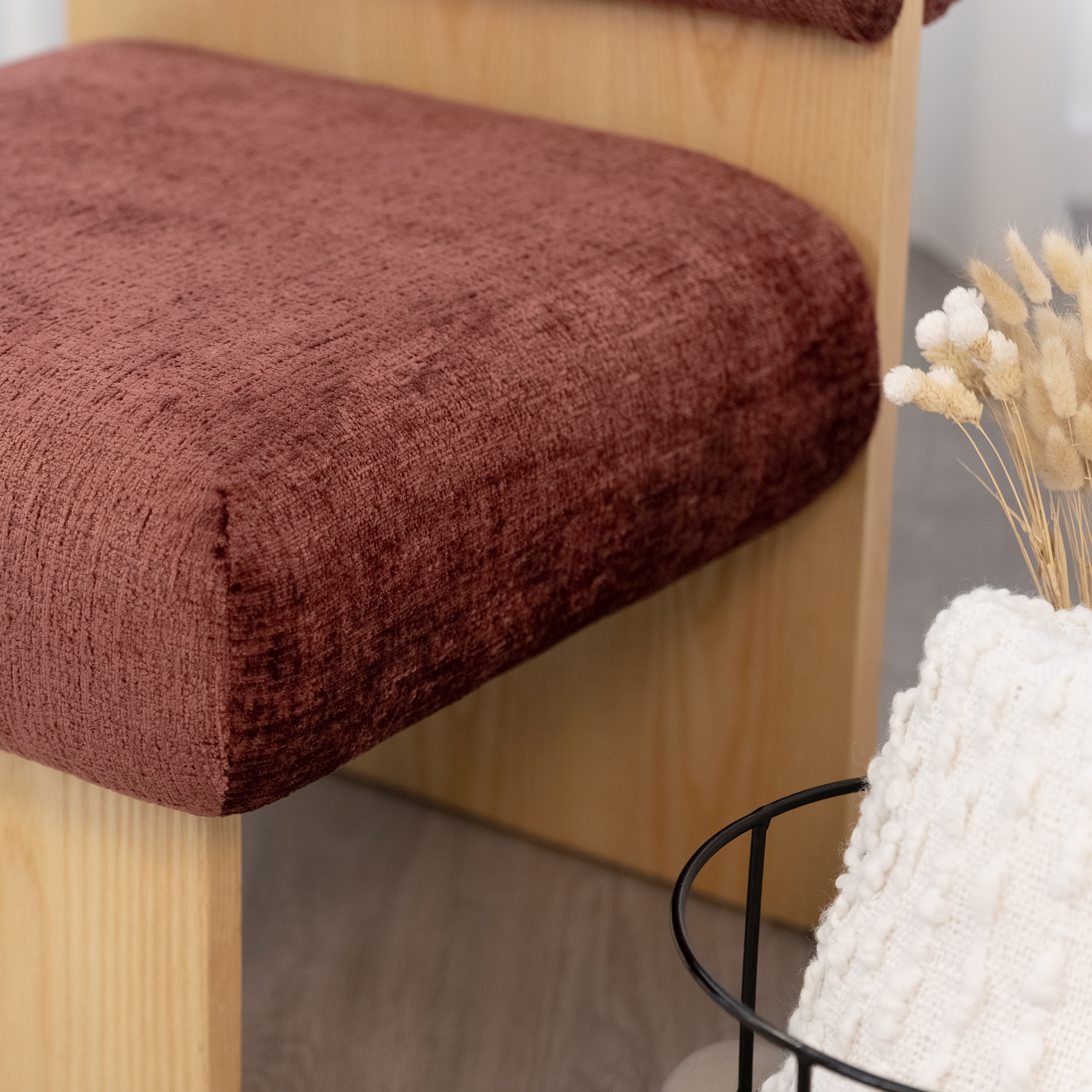 Skandinavischer Sessel Leah Weinrot – Massivholz Birke, gemütlich & nachhaltig