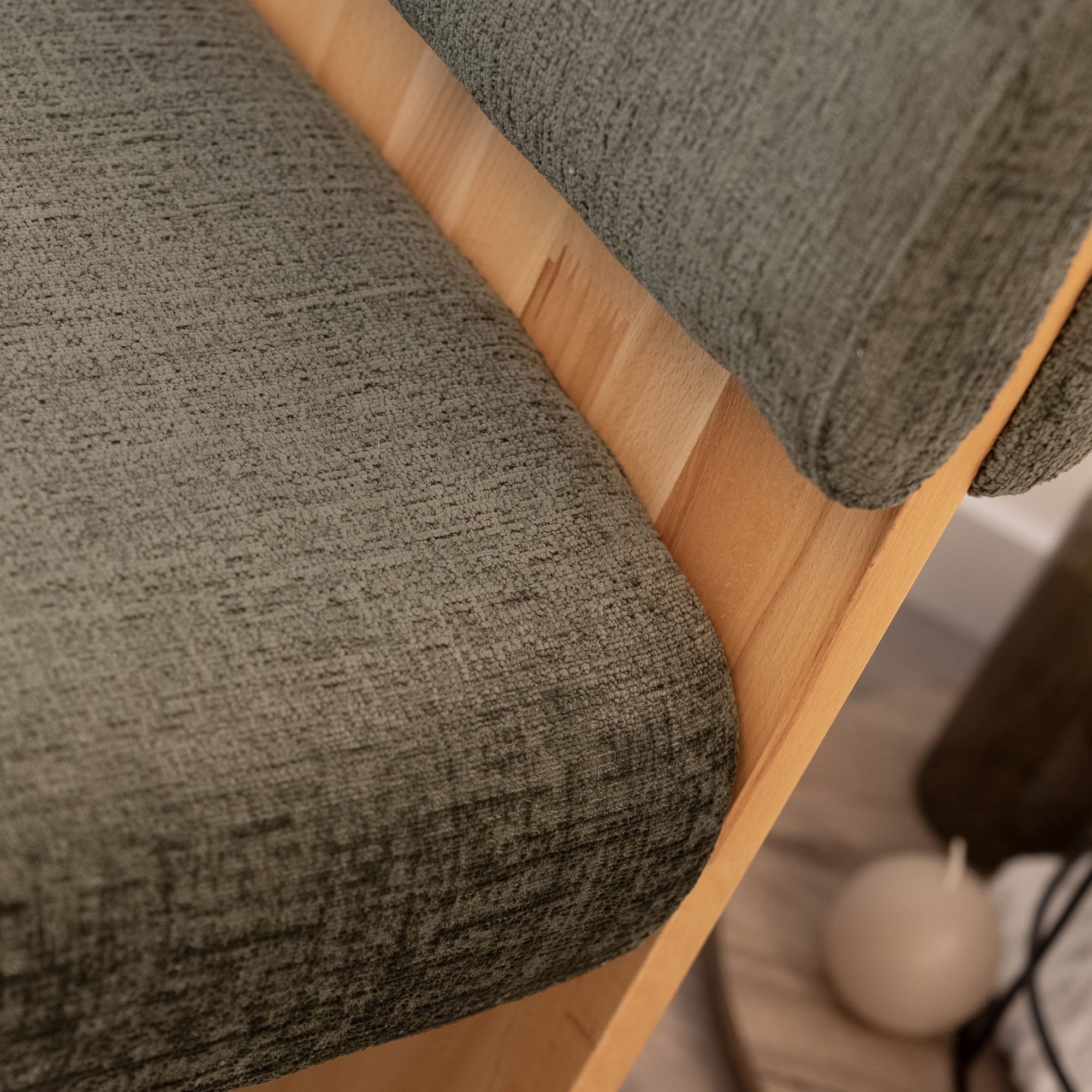 Skandinavischer Sessel Leah Olivgrün – Massivholz Birke, gemütlich & nachhaltig