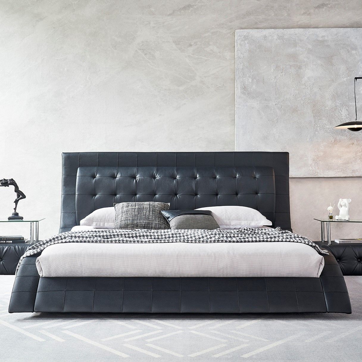 Design Polsterbett St. Tropez in Schwarz mit Lederknöpfen