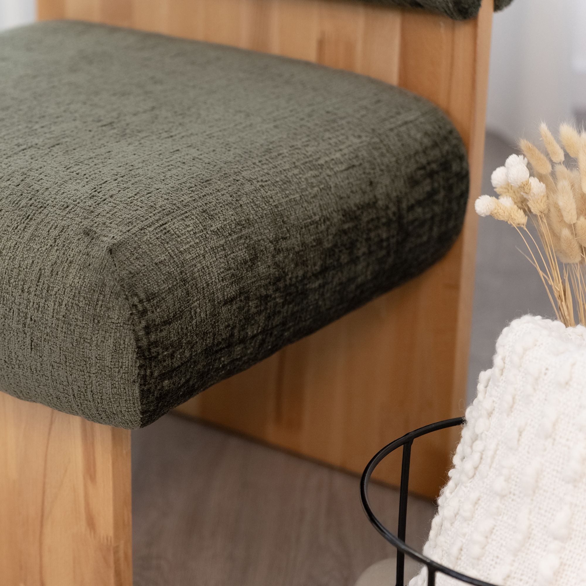 Skandinavischer Sessel Leah Olivgrün – Massivholz Birke, gemütlich & nachhaltig