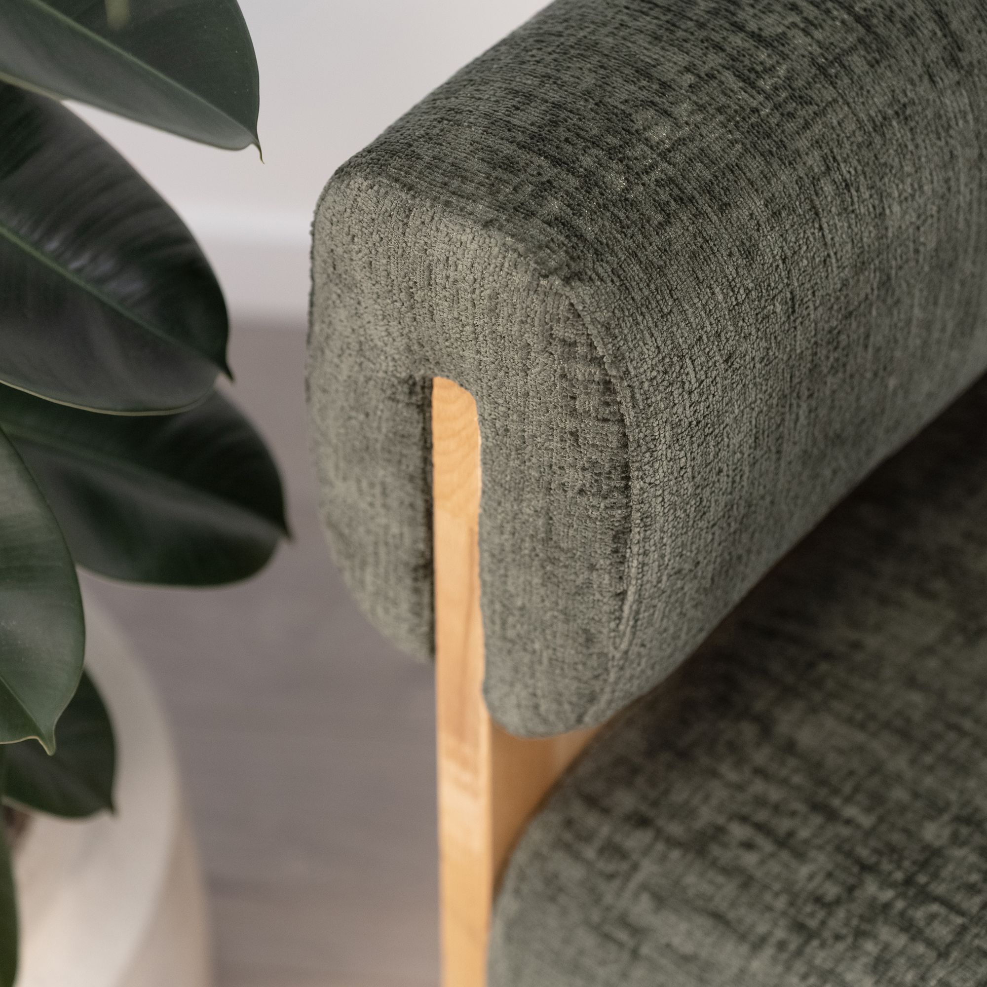 Skandinavischer Sessel Leah Olivgrün – Massivholz Birke, gemütlich & nachhaltig