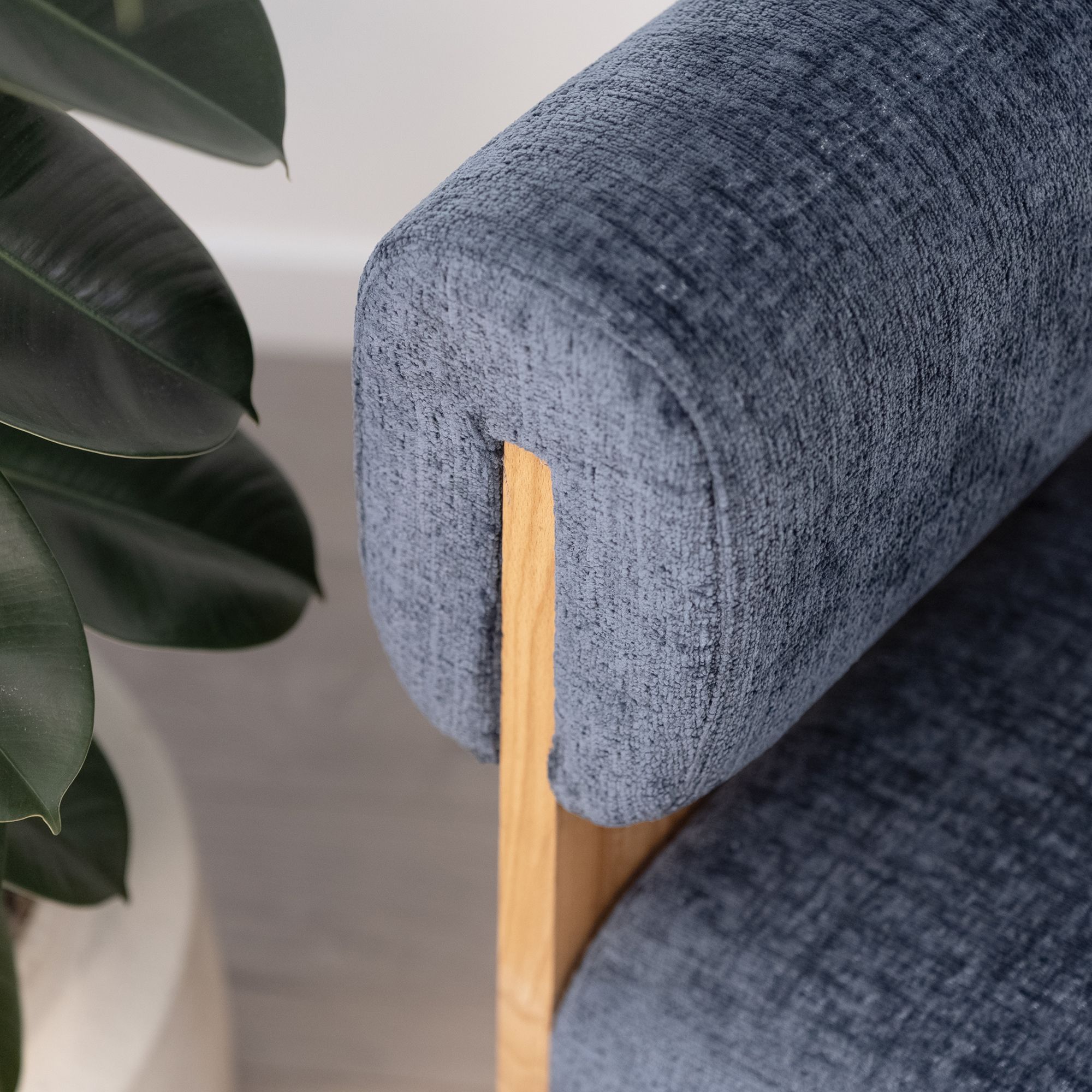 Skandinavischer Sessel Leah Stahlblau – Massivholz Birke, gemütlich & nachhaltig Skandinavischer Sessel Leah Stahlblau – Massivholz Birke, gemütlich & nachhaltig