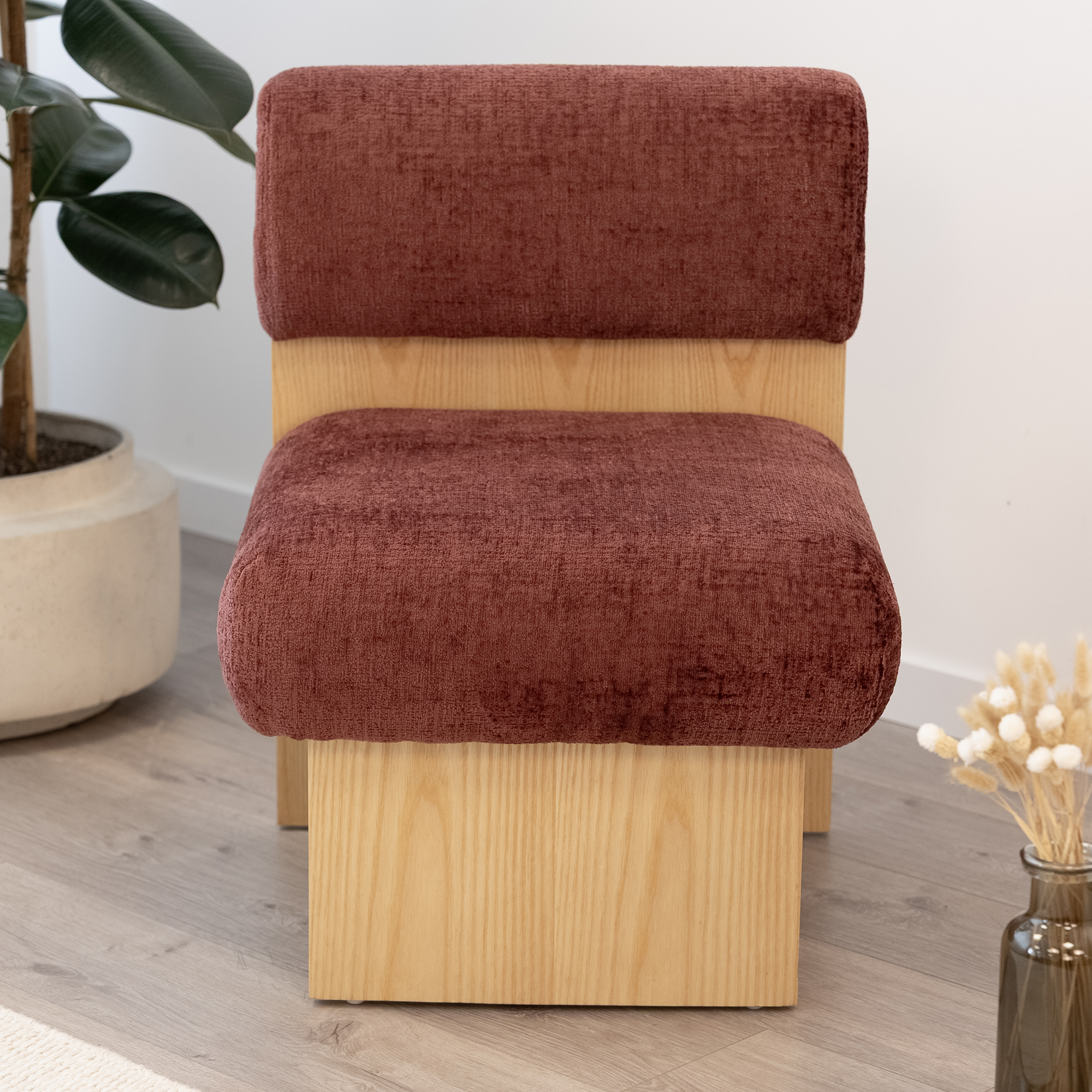 Skandinavischer Sessel Leah Weinrot – Massivholz Birke, gemütlich & nachhaltig