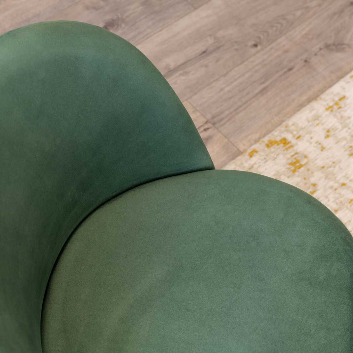 Esszimmerstuhl Wohnzimmerstuhl Bellamy Grün-Holz aus Samt Velour