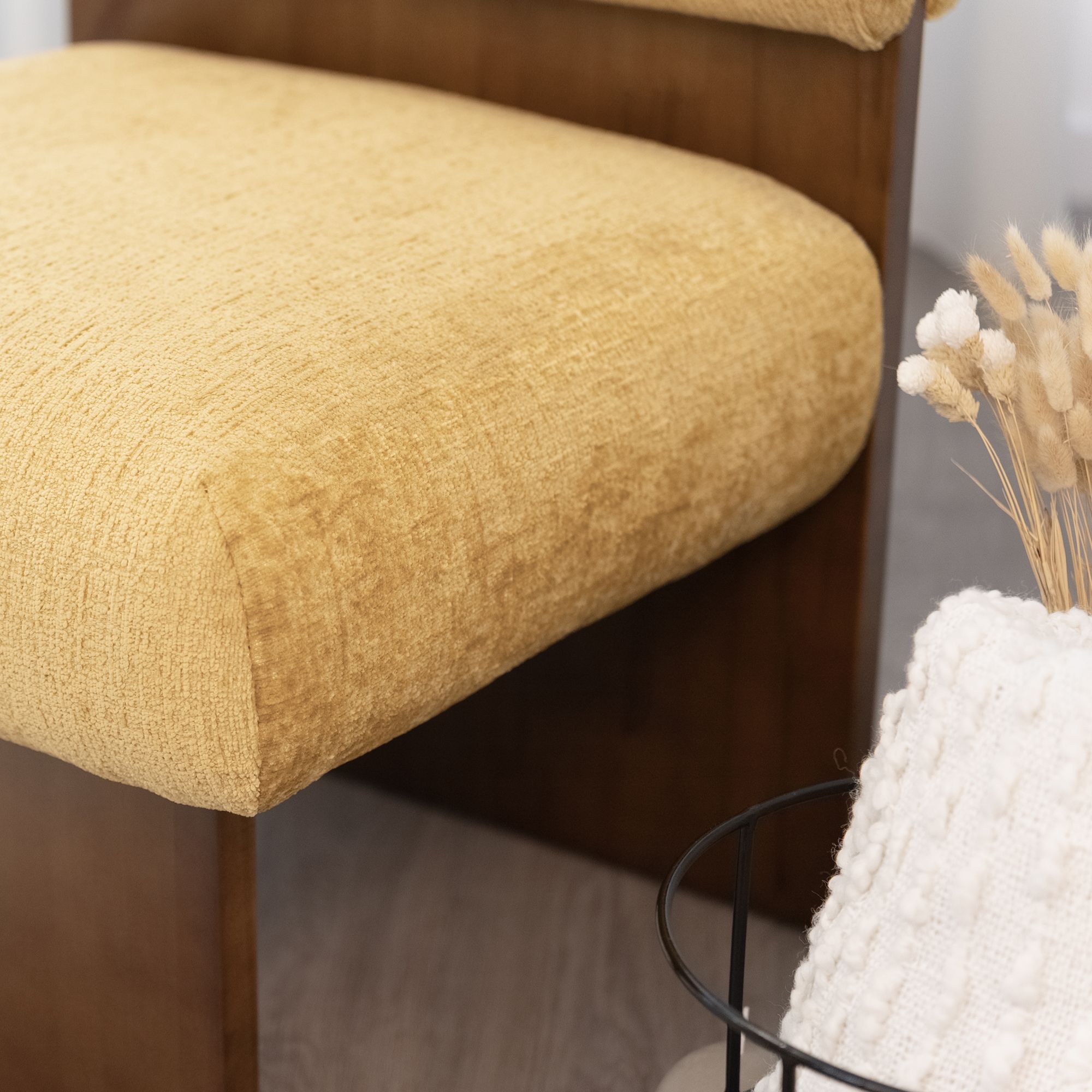 Skandinavischer Sessel Leah Senfgelb – Massivholz Birke, gemütlich & nachhaltig