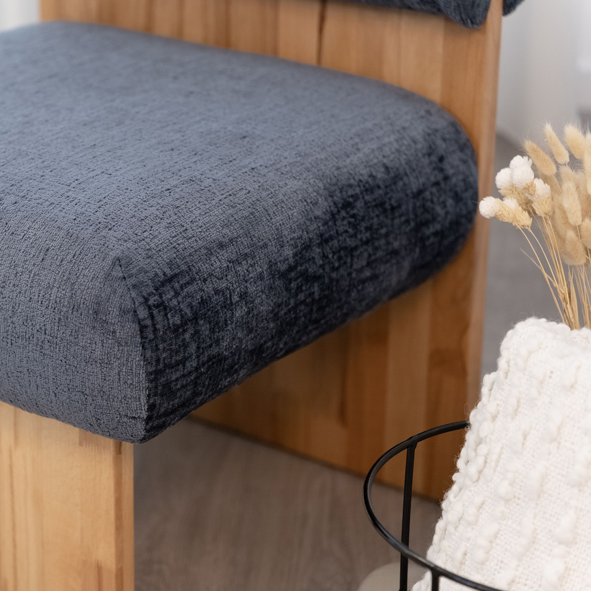 Skandinavischer Sessel Leah Stahlblau – Massivholz Birke, gemütlich & nachhaltig